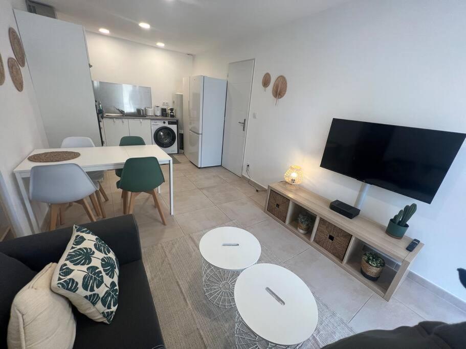 La Glycine - Parking Gratuit - Ac Clim - Cour Prive - Apartment Villeneuve-les-Avignon Exterior photo
