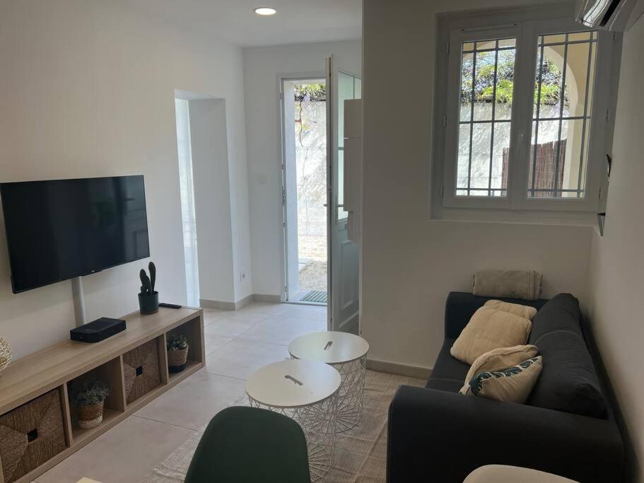 La Glycine - Parking Gratuit - Ac Clim - Cour Prive - Apartment Villeneuve-les-Avignon Exterior photo